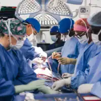 Des chirurgiens cardiaques israéliens du Centre hospitalier Wolfson de Holon et de Save a Child's Heart (SACH), accompagnés de chirurgiens zambiens, pratiquent une opération à cœur ouvert sur un enfant dans un bloc opératoire du National Heart Hospital à Lusaka, en Zambie, le 14 juillet 2026. (Crédit : Save a Child's Heart)