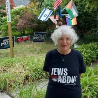 Suzanne Levin chez elle, à Pleasant Ridge, dans le Michigan, le 3 août 2026. (Grace Gilson via la JTA)