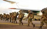 Illustration : des soldats des Forces de défense populaires de l'Ouganda (UPDF) à l'aéroport d'Entebbe, le 8 mars 2007. (AFP/Peter Busomoke)