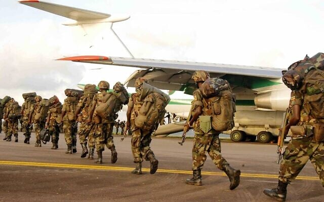 Illustration : des soldats des Forces de défense populaires de l'Ouganda (UPDF) à l'aéroport d'Entebbe, le 8 mars 2007. (AFP/Peter Busomoke)