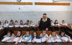 De jeunes élèves dans une salle de classe du quartier ultra-orthodoxe de Mea Shearim à Jérusalem, le 25 août 2025. (Crédit : Chaim Goldberg/Flash90)