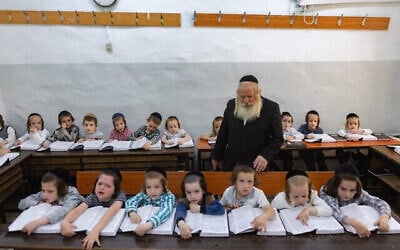 De jeunes élèves dans une salle de classe du quartier ultra-orthodoxe de Mea Shearim à Jérusalem, le 25 août 2025. (Crédit : Chaim Goldberg/Flash90)