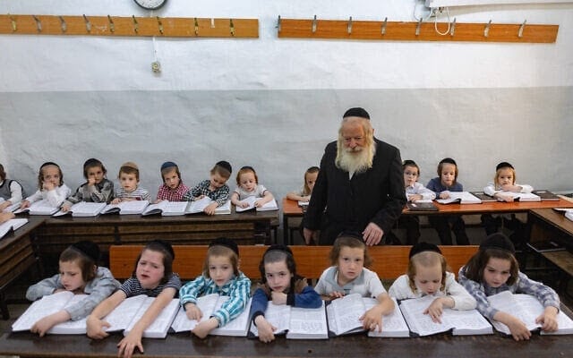 De jeunes élèves dans une salle de classe du quartier ultra-orthodoxe de Mea Shearim à Jérusalem, le 25 août 2025. (Crédit : Chaim Goldberg/Flash90) De jeunes élèves dans une salle de classe du quartier ultra-orthodoxe de Mea Shearim à Jérusalem, le 25 août 2025. (Crédit : Chaim Goldberg/Flash90)