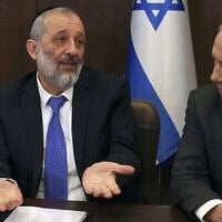 Le ministre de l’Intérieur et de la Santé, Aryeh Deri, aux côtés du Premier ministre Benjamin Netanyahu lors d’une réunion du Conseil des ministres au bureau du Premier ministre à Jérusalem, le 8 janvier 2023. (Crédit : Ronen Zvulu/AFP)
