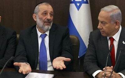 Le ministre de l’Intérieur et de la Santé, Aryeh Deri, aux côtés du Premier ministre Benjamin Netanyahu lors d’une réunion du Conseil des ministres au bureau du Premier ministre à Jérusalem, le 8 janvier 2023. (Crédit : Ronen Zvulu/AFP)