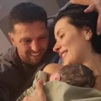 Elkana Bohbot et son épouse, Rivka Bohbot, avec leur nouveau-né. (Crédit : Autorisation)