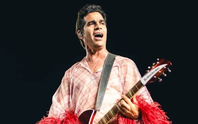 Le rockeur Aviv Geffen se produira après la projection d’Aviv, le documentaire de Tomer Heymann qui lui est consacré, lors du festival Docu. Text, organisé à la Bibliothèque nationale, du 16 au 20 août 2026. (Crédit : Daniel Aharony)