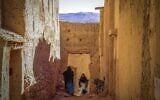 Des femmes discutent dans le quartier juif, ou « mellah », du village de Tagadirt, dans la région des oasis de Tata au Maroc, le 28 février 2023. (Crédit : Fadel Senna/AFP)