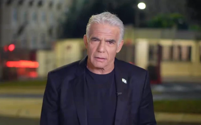 Yaïr Lapid s’exprime, après un briefing avec Benjamin Netanyahu consacré à la situation sécuritaire, devant le bureau du Premier ministre, à Jérusalem, le 29 septembre 2026. (Crédit : Capture d’écran/Yair Lapid/X)
