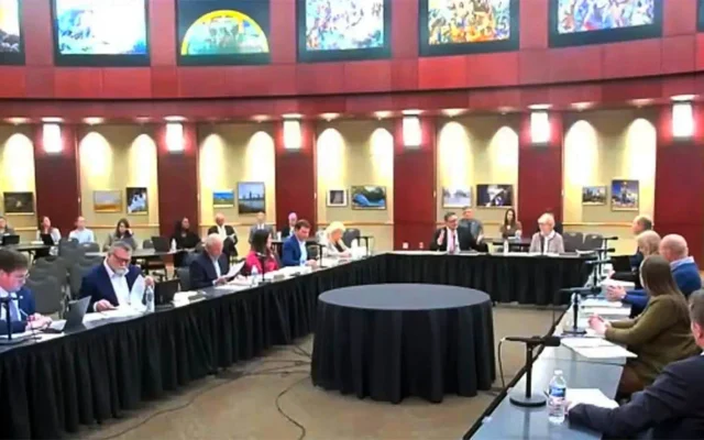 Le 9 février 2026, le Conseil des écoles charter de l’État de l’Oklahoma a examiné puis rejeté une demande déposée par la National Ben Gamla Jewish Charter School Foundation. (Crédit : Capture d’écran/JTA)