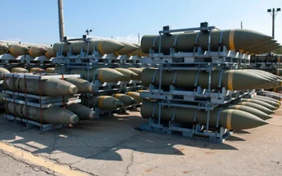Des bombes Blu-109 et Mk-84 de 900 kg exposées dans une base américaine en Corée du Sud, le 23 octobre 2014. (Crédit : US Air Force)