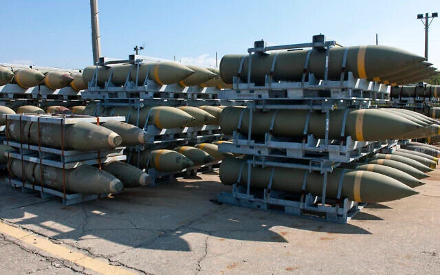 Des bombes Blu-109 et Mk-84 de 900 kg exposées dans une base américaine en Corée du Sud, le 23 octobre 2014. (Crédit : US Air Force) Des bombes Blu-109 et Mk-84 de 900 kg exposées dans une base américaine en Corée du Sud, le 23 octobre 2014. (Crédit : US Air Force)