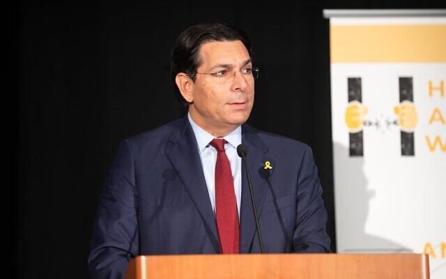 Danny Danon, représentant d'Israël auprès des Nations unies, prend la parole lors d'un événement en faveur des otages, à New York, le 19 septembre 2025. (Crédit : Luke Tress/Times of Israel)