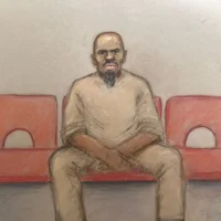 Sur un croquis d'audience, Essa Suleiman, accusé de tentative de meurtre suite à une agression au couteau au cours de laquelle deux hommes juifs ont été poignardés à Golders Green, au nord de Londres, comparaît par visioconférence à l’Old Bailey, la date de son procès ayant été fixée au mois de mars prochain, à Londres, en Grande-Bretagne, le 15 mai 2026. (Crédit: Julia Quenzler/Reuters)