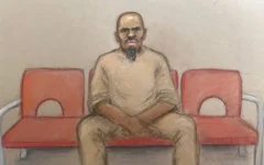 Sur un croquis d'audience, Essa Suleiman, accusé de tentative de meurtre suite à une agression au couteau au cours de laquelle deux hommes juifs ont été poignardés à Golders Green, au nord de Londres, comparaît par visioconférence à l’Old Bailey, la date de son procès ayant été fixée au mois de mars prochain, à Londres, en Grande-Bretagne, le 15 mai 2026. (Crédit: Julia Quenzler/Reuters)