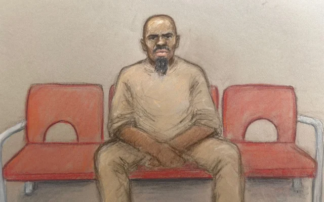 Sur un croquis d'audience, Essa Suleiman, accusé de tentative de meurtre suite à une agression au couteau au cours de laquelle deux hommes juifs ont été poignardés à Golders Green, au nord de Londres, comparaît par visioconférence à l’Old Bailey, la date de son procès ayant été fixée au mois de mars prochain, à Londres, en Grande-Bretagne, le 15 mai 2026. (Crédit: Julia Quenzler/Reuters)
