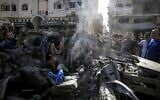 Des Palestiniens examinent les débris et les dégâts sur le lieu d'une attaque israélienne contre un véhicule dans le quartier de Tel al-Hawa, à Gaza-City, le 13 septembre 2026 (Crédit : Saeed M. M. T. Jaras / Anadolu via Reuters)