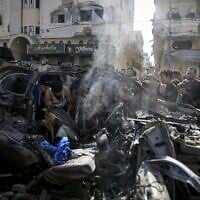 Des Palestiniens examinent les débris et les dégâts sur le lieu d'une attaque israélienne contre un véhicule dans le quartier de Tel al-Hawa, à Gaza-City, le 13 septembre 2026 (Crédit : Saeed M. M. T. Jaras / Anadolu via Reuters)