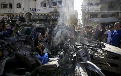 Des Palestiniens examinent les débris et les dégâts sur le lieu d'une attaque israélienne contre un véhicule dans le quartier de Tel al-Hawa, à Gaza-City, le 13 septembre 2026 (Crédit : Saeed M. M. T. Jaras / Anadolu via Reuters)