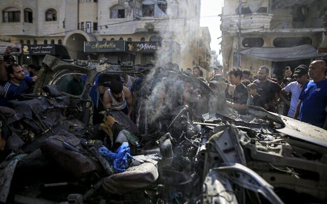 Des Palestiniens examinent les débris et les dégâts sur le lieu d'une attaque israélienne contre un véhicule dans le quartier de Tel al-Hawa, à Gaza-City, le 13 septembre 2026 (Crédit : Saeed M. M. T. Jaras / Anadolu via Reuters)