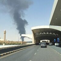 Un important panache de fumée noire s'élève de la zone de stockage de carburant de l'aéroport international King Khalid, à Ryad, en Arabie saoudite, le 19 septembre 2026. (Crédit : Photographe indépendant/Reuters)