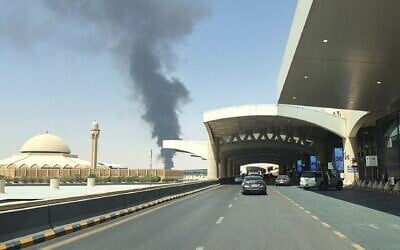 Un important panache de fumée noire s'élève de la zone de stockage de carburant de l'aéroport international King Khalid, à Ryad, en Arabie saoudite, le 19 septembre 2026. (Crédit : Photographe indépendant/Reuters) Un important panache de fumée noire s'élève de la zone de stockage de carburant de l'aéroport international King Khalid, à Ryad, en Arabie saoudite, le 19 septembre 2026. (Crédit : Photographe indépendant/Reuters)