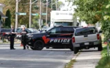 Des policiers discutant près du lieu d’une fusillade au cours de laquelle un policier a été blessé par balle à l’extérieur d’un rassemblement organisé à l’occasion du Yom Kippour à la synagogue Sons of Jacob, à Belleville, dans l’Ontario, au Canada, le 21 septembre 2026. (Crédit : Patrick Doyle/Reuters)