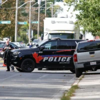 Des policiers discutant près du lieu d’une fusillade au cours de laquelle un policier a été blessé par balle à l’extérieur d’un rassemblement organisé à l’occasion du Yom Kippour à la synagogue Sons of Jacob, à Belleville, dans l’Ontario, au Canada, le 21 septembre 2026. (Crédit : Patrick Doyle/Reuters)