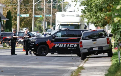 Des policiers discutant près du lieu d’une fusillade au cours de laquelle un policier a été blessé par balle à l’extérieur d’un rassemblement organisé à l’occasion du Yom Kippour à la synagogue Sons of Jacob, à Belleville, dans l’Ontario, au Canada, le 21 septembre 2026. (Crédit : Patrick Doyle/Reuters)
