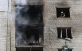 Des pompiers interviennent sur le site d’un immeuble d’habitation touché par une frappe au drone russe, dans le cadre de l’attaque russe contre l’Ukraine, à Kiev, en Ukraine, le 25 septembre 2026. (Crédit: Thomas Peter/Reuters)