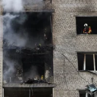 Des pompiers interviennent sur le site d’un immeuble d’habitation touché par une frappe au drone russe, dans le cadre de l’attaque russe contre l’Ukraine, à Kiev, en Ukraine, le 25 septembre 2026. (Crédit: Thomas Peter/Reuters)