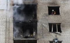 Des pompiers interviennent sur le site d’un immeuble d’habitation touché par une frappe au drone russe, dans le cadre de l’attaque russe contre l’Ukraine, à Kiev, en Ukraine, le 25 septembre 2026. (Crédit: Thomas Peter/Reuters)
