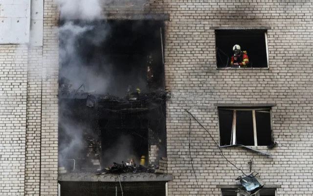 Des pompiers interviennent sur le site d’un immeuble d’habitation touché par une frappe au drone russe, dans le cadre de l’attaque russe contre l’Ukraine, à Kiev, en Ukraine, le 25 septembre 2026. (Crédit: Thomas Peter/Reuters)