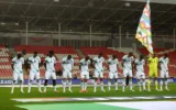 Les footballeurs irlandais inclinant la tête pendant l'Hatikva, l'hymne national israélien, avant leur match de la Ligue des nations de l'UEFA à Debrecen, en Hongrie, le 27 septembre 2026. (Crédit : Bernadett Szabo/Reuters)