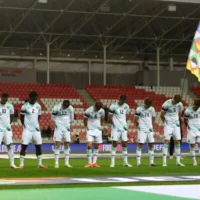 Les footballeurs irlandais inclinant la tête pendant l'Hatikva, l'hymne national israélien, avant leur match de la Ligue des nations de l'UEFA à Debrecen, en Hongrie, le 27 septembre 2026. (Crédit : Bernadett Szabo/Reuters)