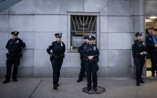 La police assurant la protection d’un centre juif lors d’un rassemblement antisioniste, à Brooklyn, à New York, le 12 mai 2026. (Crédit : Luke Tress/Times of Israel)