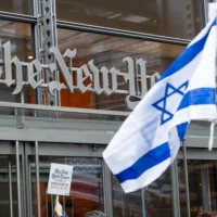 Des manifestants devant les bureaux du New York Times, à New York, le 14 mai 2026. (Crédit : Luke Tress/Times of Israel)