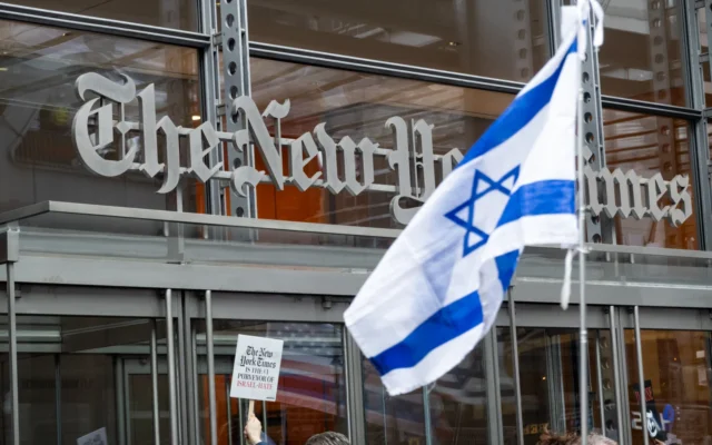 Des manifestants devant les bureaux du New York Times, à New York, le 14 mai 2026. (Crédit : Luke Tress/Times of Israel)