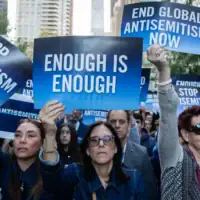 Des manifestants exigeant que les dirigeants mondiaux prennent des mesures contre l’antisémitisme devant le siège des Nations unies, à New York, le 23 septembre 2026. (Crédit : Luke Tress/Times of Israel)