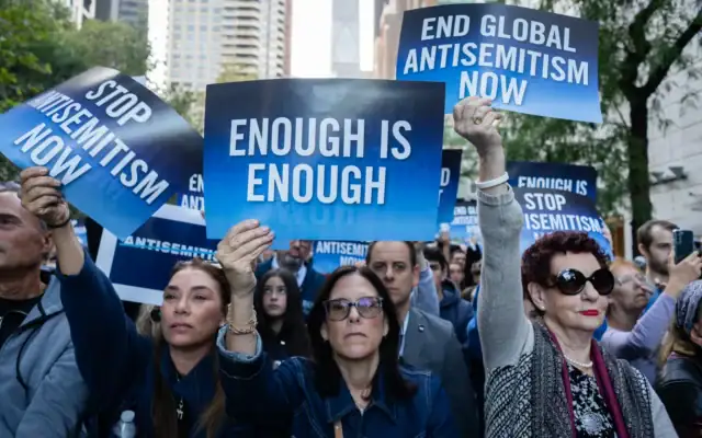 Des manifestants exigeant que les dirigeants mondiaux prennent des mesures contre l’antisémitisme devant le siège des Nations unies, à New York, le 23 septembre 2026. (Crédit : Luke Tress/Times of Israel) Des manifestants exigeant que les dirigeants mondiaux prennent des mesures contre l’antisémitisme devant le siège des Nations unies, à New York, le 23 septembre 2026. (Crédit : Luke Tress/Times of Israel)