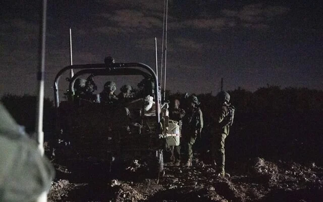 Des réservistes de la 55e brigade parachutiste opèrent à Mansouri, dans le sud-Liban, sur une photo distribuée et publiée le 28 septembre 2026. (Armée israélienne)