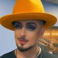 Capture d'écran d'une vidéo dans laquelle la star de la pop britannique Boy George annonce son prochain concert à Tel Aviv, publiée sur les réseaux sociaux le 22 septembre 2026. (Crédit : Boy George)