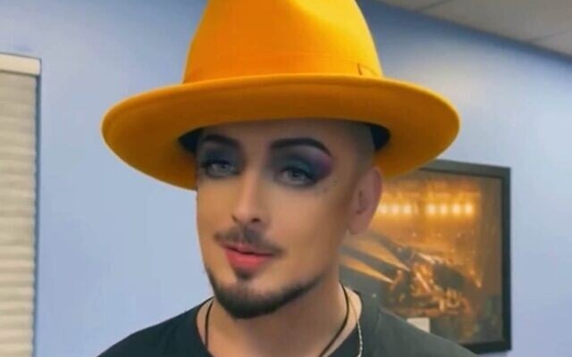 Capture d'écran d'une vidéo dans laquelle la star de la pop britannique Boy George annonce son prochain concert à Tel Aviv, publiée sur les réseaux sociaux le 22 septembre 2026. (Crédit : Boy George)
