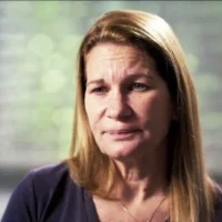 Mira Shoshani, haute responsable de l'agence de sécurité intérieure du Shin Bet dont la fille a été assassinée pendant le pogrom perpétré par le groupe terroriste palestinien du Hamas dans le kibboutz de Kfar Aza le 7 octobre 2023, lors d'une interview diffusée sur la chaîne N12 le 16 septembre 2026. (Crédit : Capture d'écran/N12)