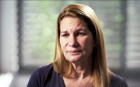 Mira Shoshani, haute responsable de l'agence de sécurité intérieure du Shin Bet dont la fille a été assassinée pendant le pogrom perpétré par le groupe terroriste palestinien du Hamas dans le kibboutz de Kfar Aza le 7 octobre 2023, lors d'une interview diffusée sur la chaîne N12 le 16 septembre 2026. (Crédit : Capture d'écran/N12)