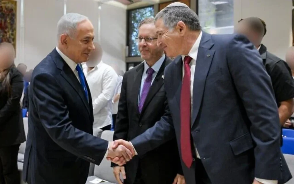 De gauche à droite : Le Premier ministre Benjamin Netanyahu, le président Isaac Herzog et le chef de l'agence de sécurité intérieure, David Zini, assistant à une cérémonie rendant hommage aux agents du Shin Bet qui se sont distingués, à la résidence présidentielle, à Jérusalem, le 17 septembre 2026. (Crédit : Maayan Toaf/Bureau de la presse gouvernementale)