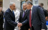 De gauche à droite : Le Premier ministre Benjamin Netanyahu, le président Isaac Herzog et le chef de l'agence de sécurité intérieure, David Zini, assistant à une cérémonie rendant hommage aux agents du Shin Bet qui se sont distingués, à la résidence présidentielle, à Jérusalem, le 17 septembre 2026. (Crédit : Maayan Toaf/Bureau de la presse gouvernementale)