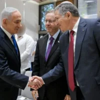 De gauche à droite : Le Premier ministre Benjamin Netanyahu, le président Isaac Herzog et le chef de l'agence de sécurité intérieure, David Zini, assistant à une cérémonie rendant hommage aux agents du Shin Bet qui se sont distingués, à la résidence présidentielle, à Jérusalem, le 17 septembre 2026. (Crédit : Maayan Toaf/Bureau de la presse gouvernementale)