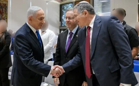 De gauche à droite : Le Premier ministre Benjamin Netanyahu, le président Isaac Herzog et le chef de l'agence de sécurité intérieure, David Zini, assistant à une cérémonie rendant hommage aux agents du Shin Bet qui se sont distingués, à la résidence présidentielle, à Jérusalem, le 17 septembre 2026. (Crédit : Maayan Toaf/Bureau de la presse gouvernementale)
