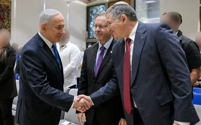 De gauche à droite : Le Premier ministre Benjamin Netanyahu, le président Isaac Herzog et le chef de l'agence de sécurité intérieure, David Zini, assistant à une cérémonie rendant hommage aux agents du Shin Bet qui se sont distingués, à la résidence présidentielle, à Jérusalem, le 17 septembre 2026. (Crédit : Maayan Toaf/Bureau de la presse gouvernementale)